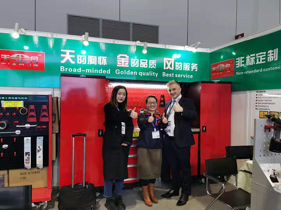 天金岡技術(shù)經(jīng)理周艷玲與國際展商合影