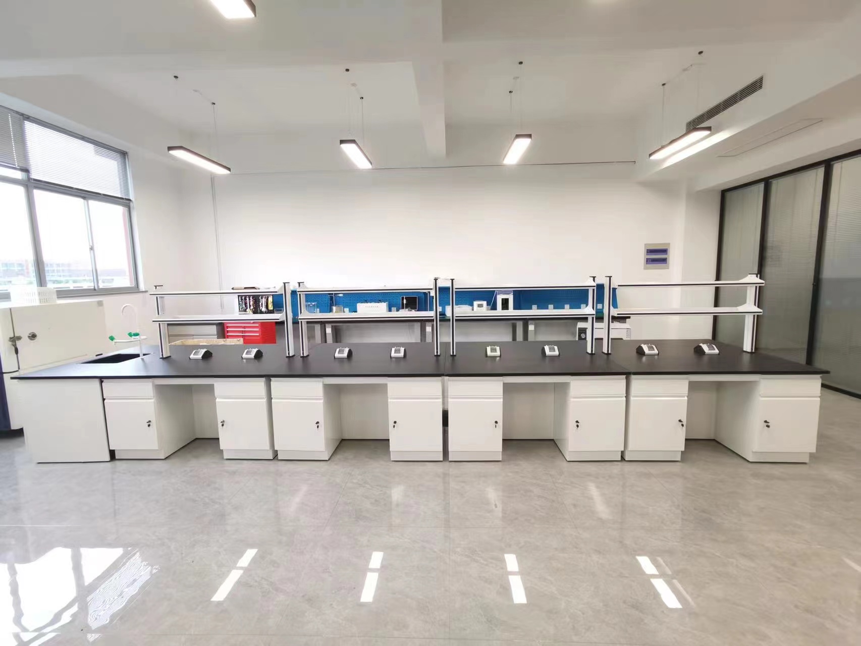 天金岡實(shí)驗(yàn)臺助力泰興某環(huán)保企業(yè)打造研發(fā)實(shí)驗(yàn)室