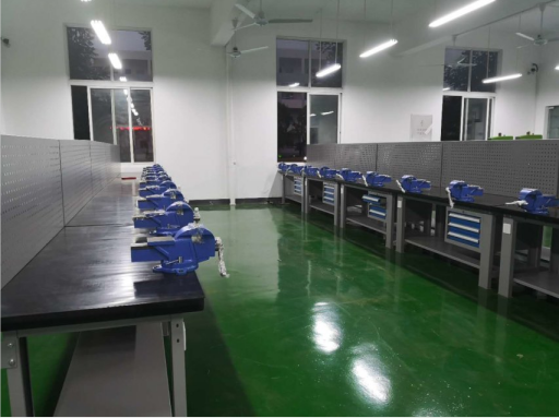 天金岡鉗工桌--客戶(hù)場(chǎng)景