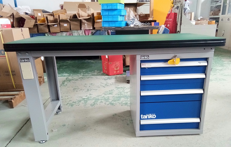 組裝車間操作臺(tái)