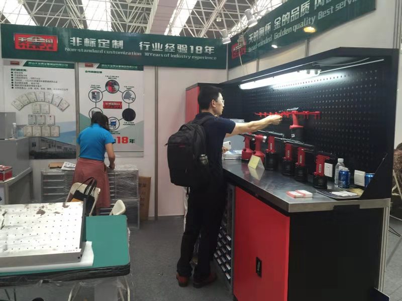 參展客戶展會(huì)現(xiàn)場(chǎng)考察中