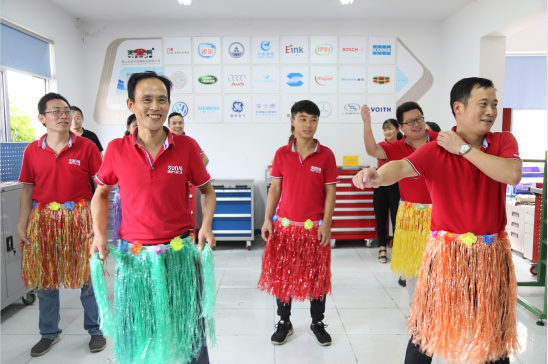 穩汀伙伴獻跳魔性海草舞